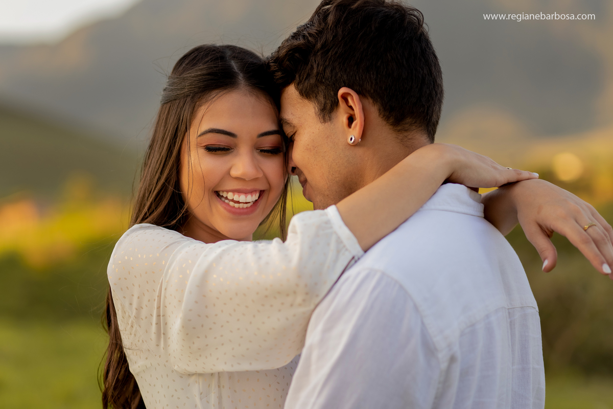 Ensaio casal estradinha rural vestido branco camisa branca e calca marrom allstar branco