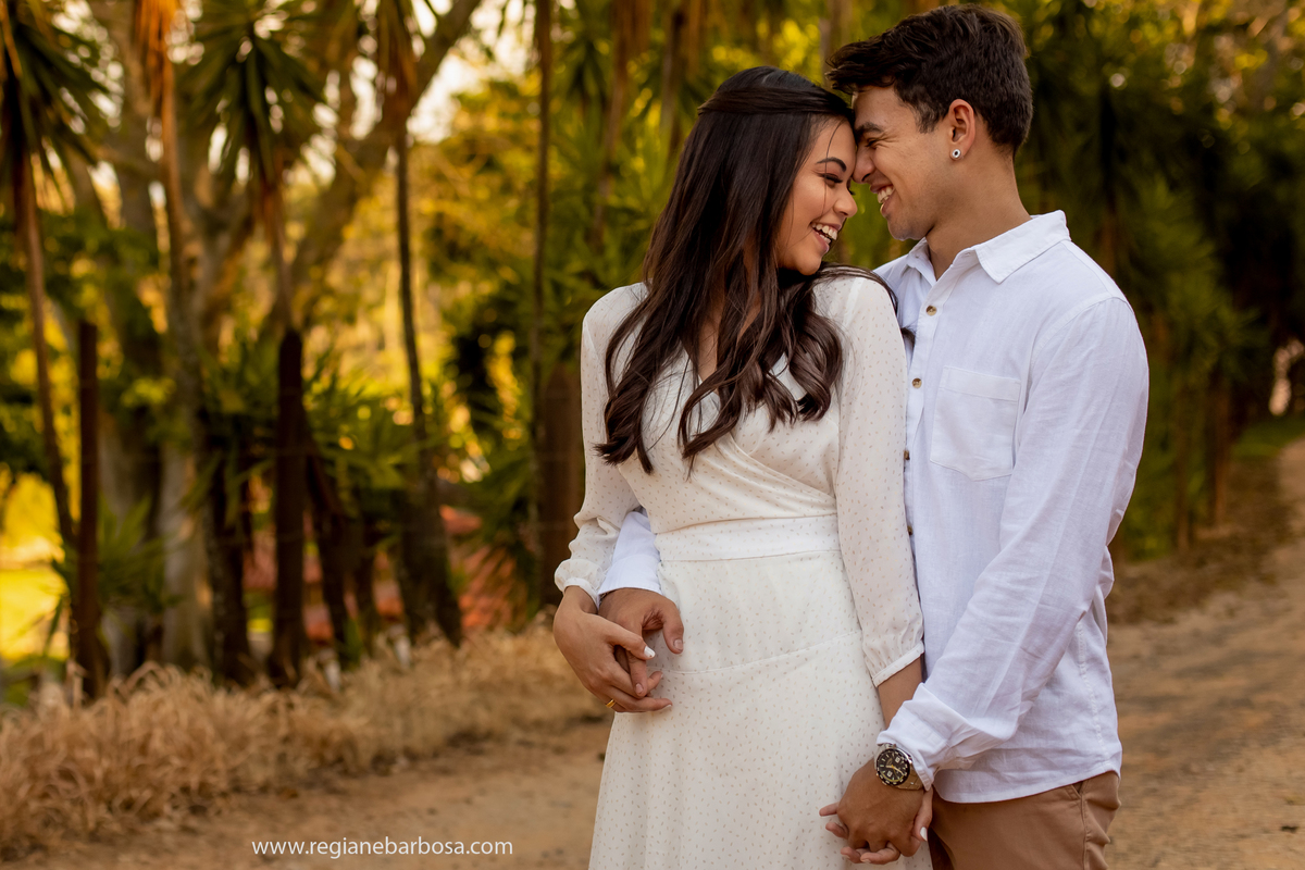 Ensaio casal estradinha rural vestido branco camisa branca e calca marrom allstar branco
