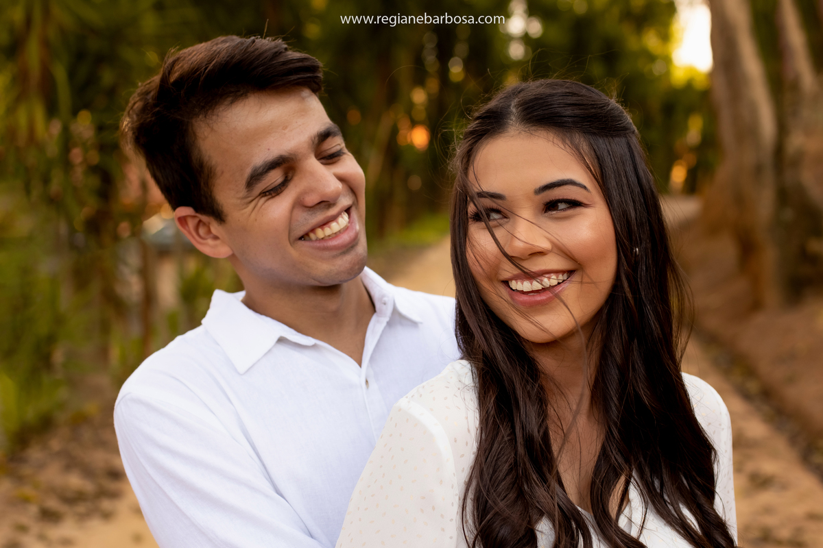Ensaio casal estradinha rural vestido branco camisa branca e calca marrom allstar branco vento no cabelo