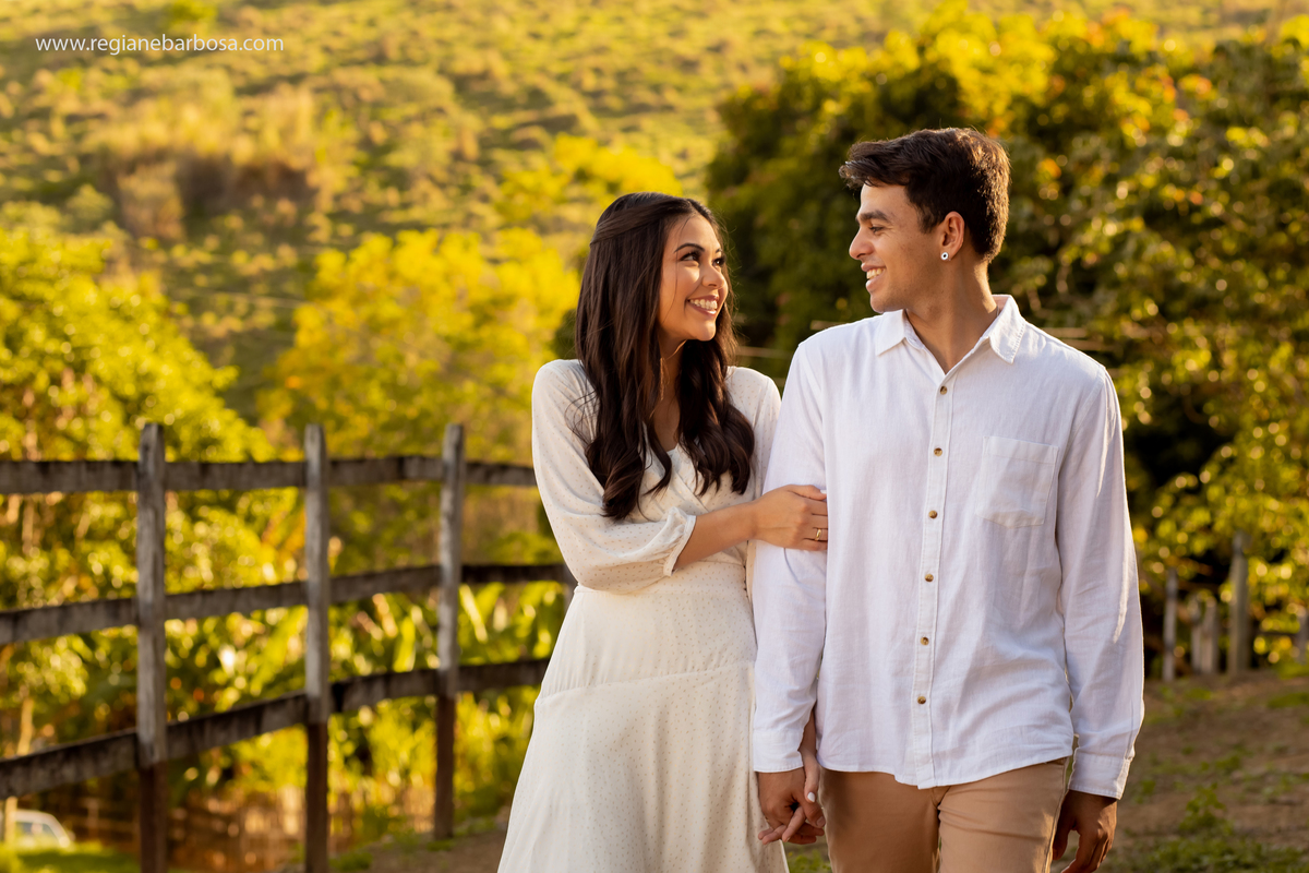 Ensaio casal estradinha rural vestido branco camisa branca e calca marrom allstar branco