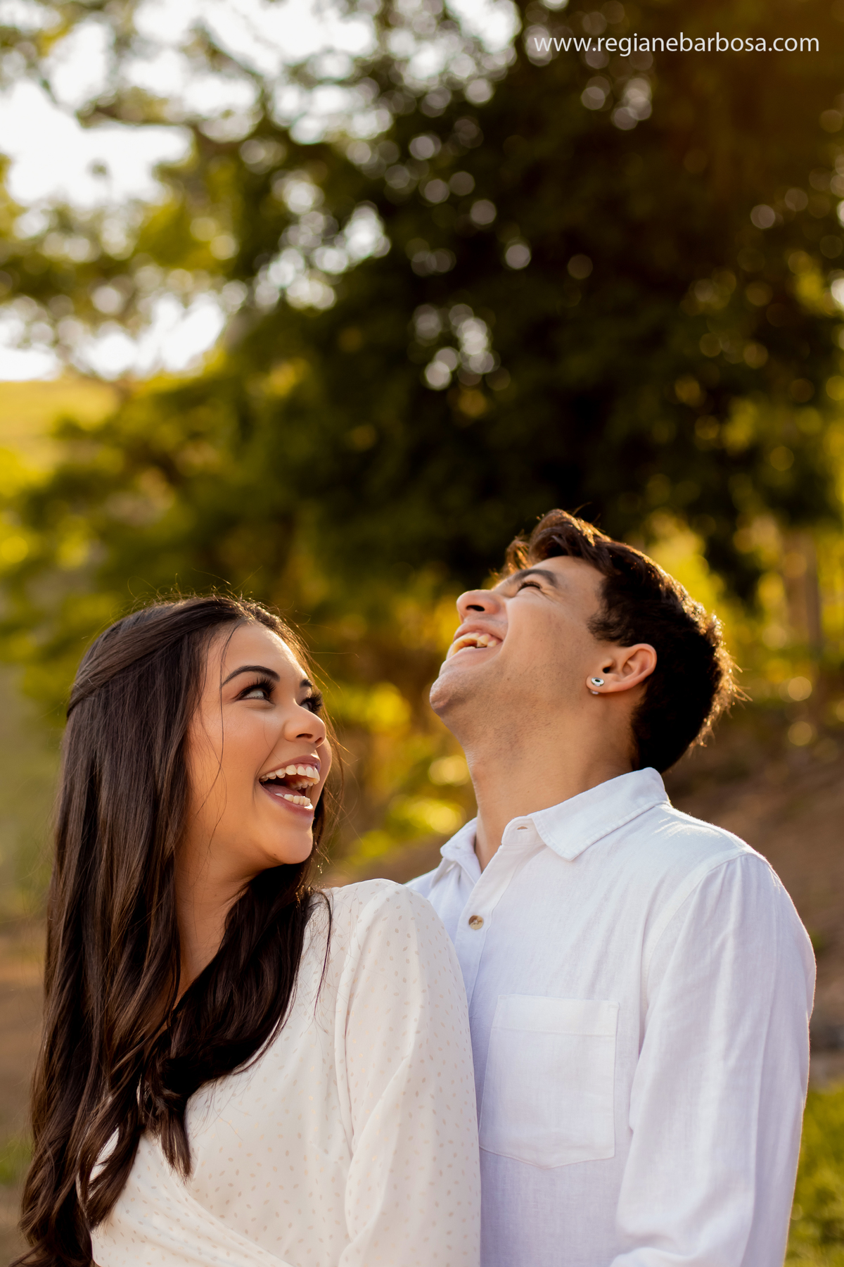 Ensaio casal estradinha rural vestido branco camisa branca e calca marrom allstar branco