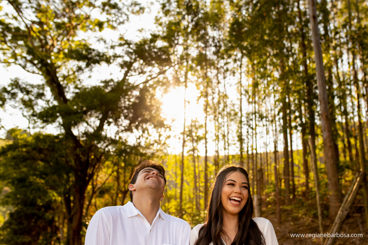 Ensaio casal estradinha rural vestido branco camisa branca e calca marrom allstar branco luz do sol flare