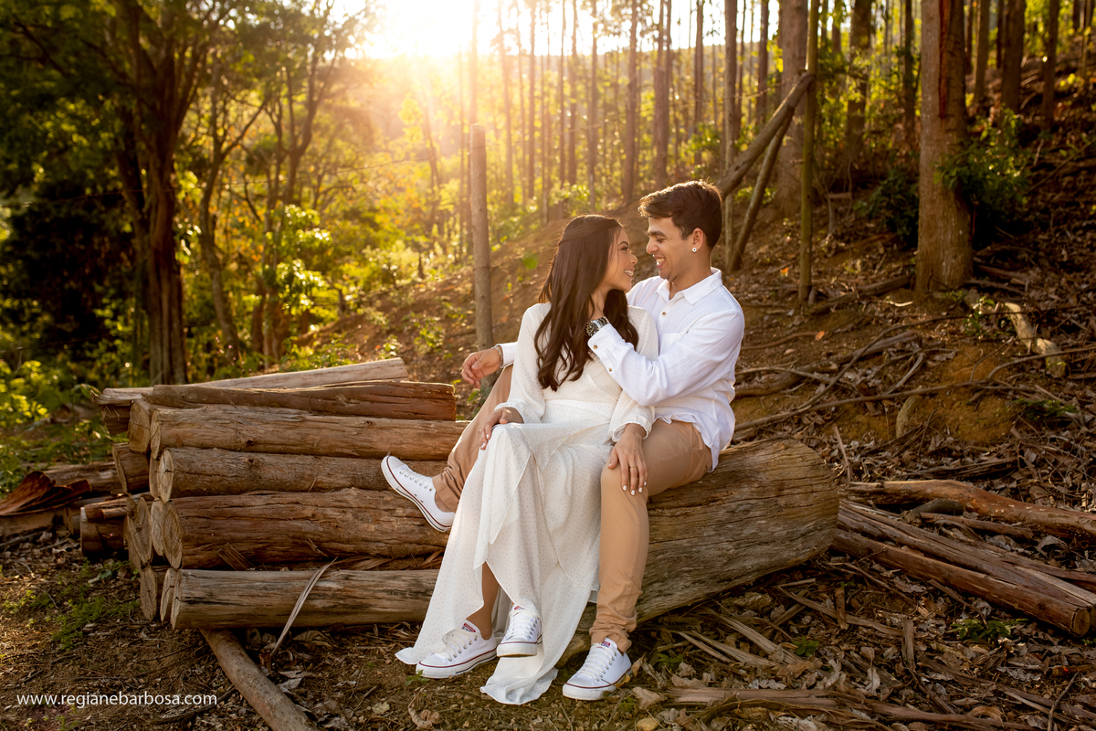 Ensaio casal estradinha rural vestido branco camisa branca e calca marrom allstar branco luz dourada flare