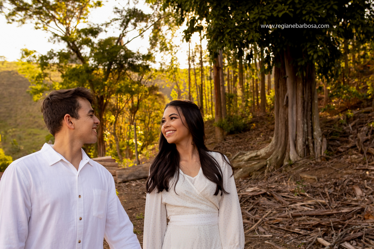 Ensaio casal estradinha rural vestido branco camisa branca e calca marrom allstar branco