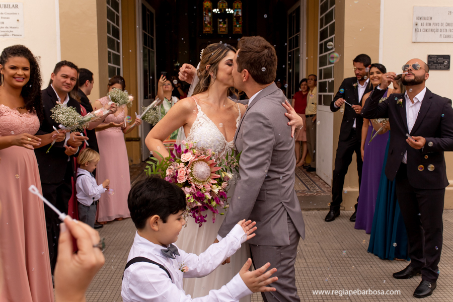 saida dos noivos com seu filho
