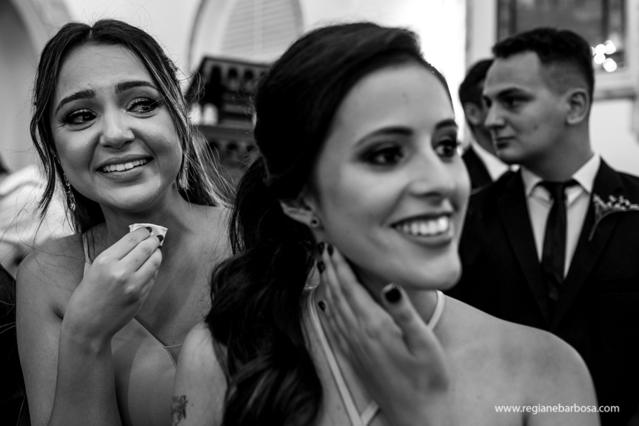 madrinhas emocionadas com a entrada da noiva
