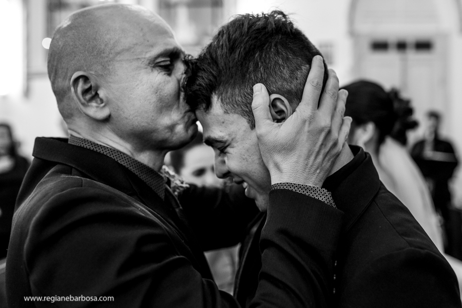 pai beijando a testa do noivo