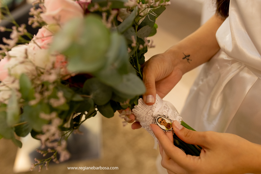 buque da noiva com medalha do avo