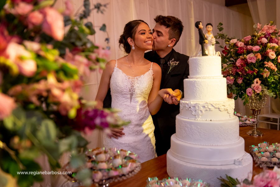noivos cortando o bolo