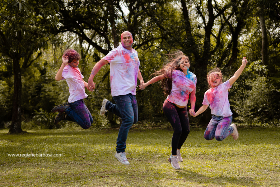 fotografia de gestante familia natureza camisa branca e jeans po colorido holly diversao