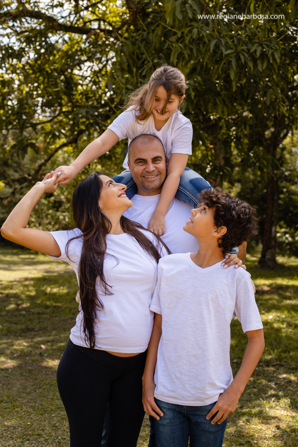 fotografia de gestante familia natureza camisa branca e jeans