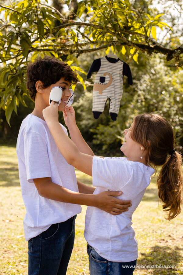 fotografia de gestante familia natureza camisa branca e jeans irmaos