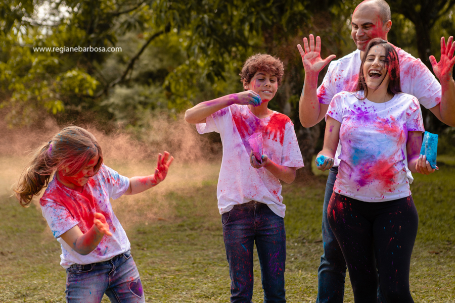 fotografia de gestante familia natureza camisa branca e jeans po colorido holly diversao