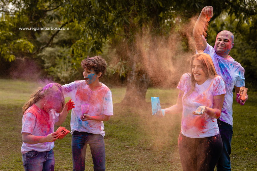 fotografia de gestante familia natureza camisa branca e jeans po colorido holly diversao