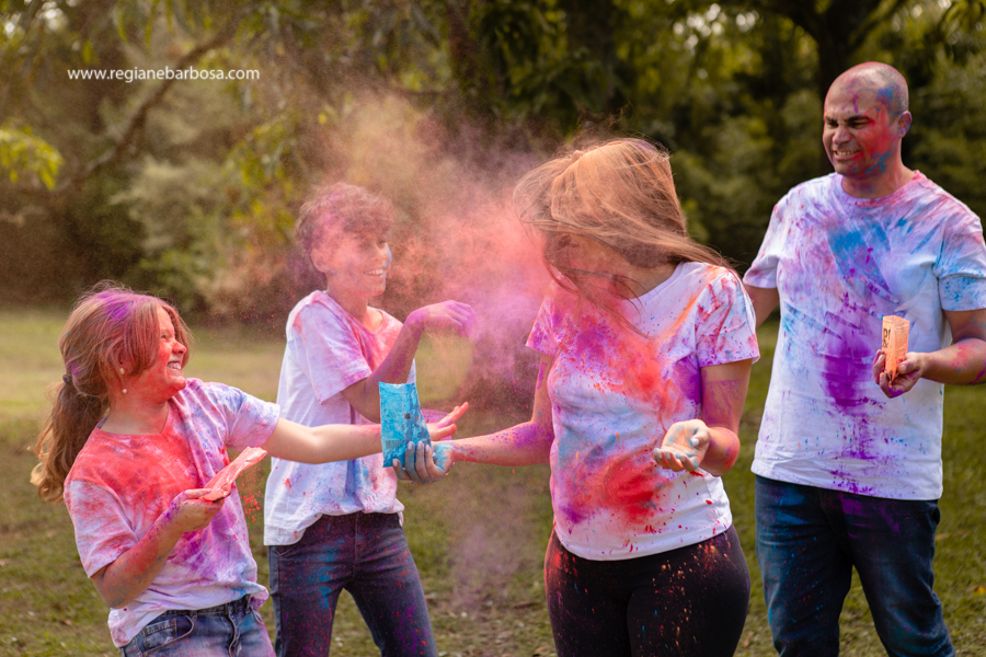 fotografia de gestante familia natureza camisa branca e jeans po colorido holly diversao