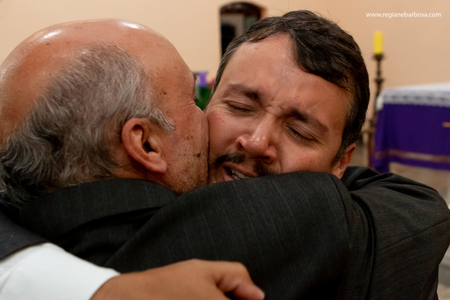 abracando o pai do noivo