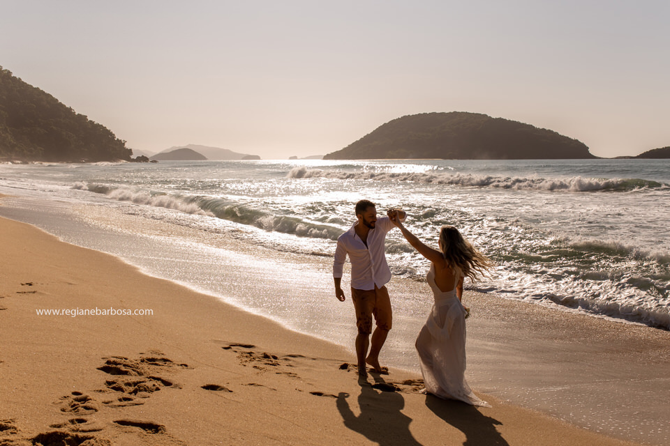 dancando praia do prumirim noivos