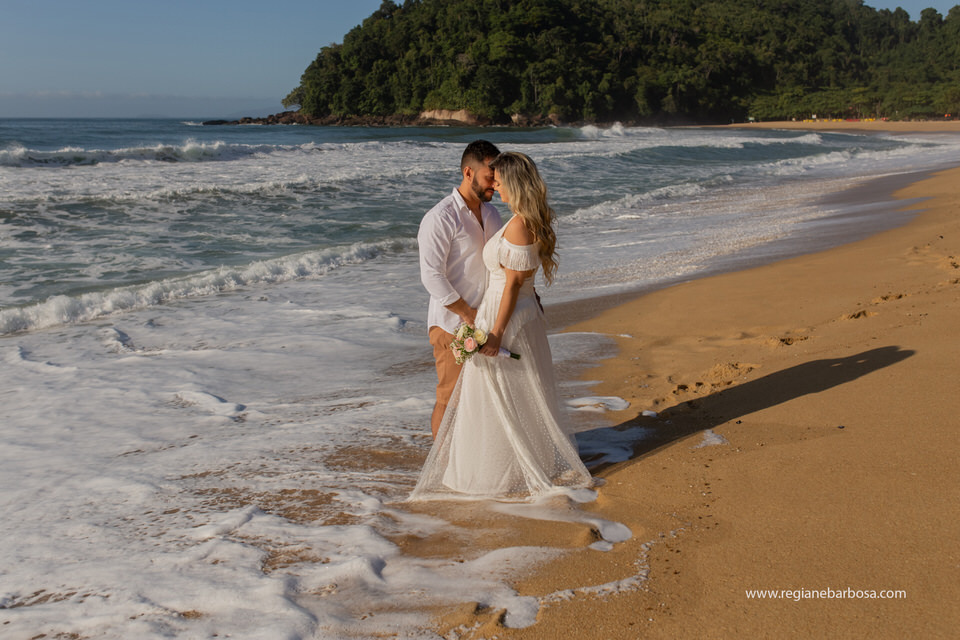 noivos na praia prumirim 