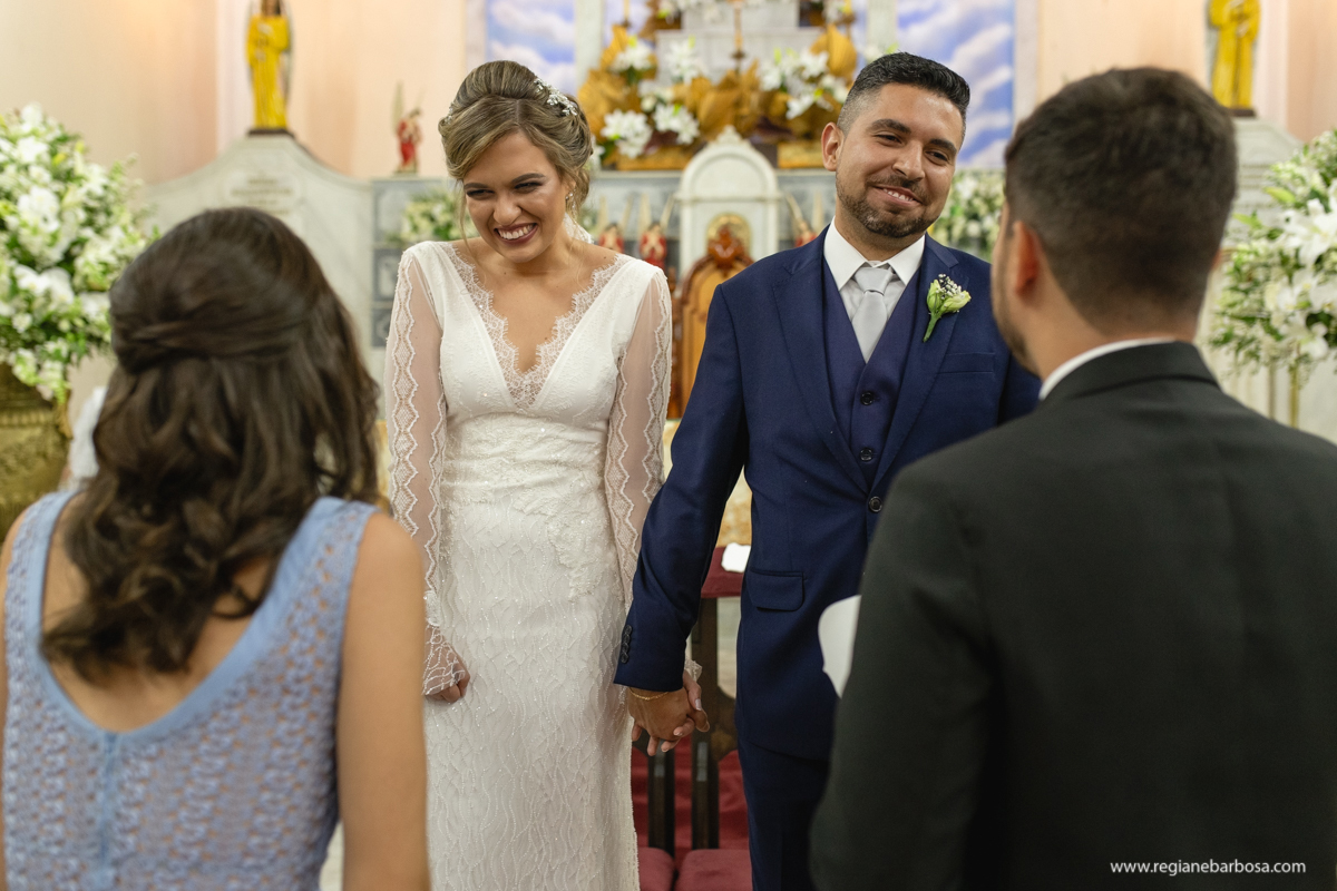 noivos sorrindo para os padrinhos