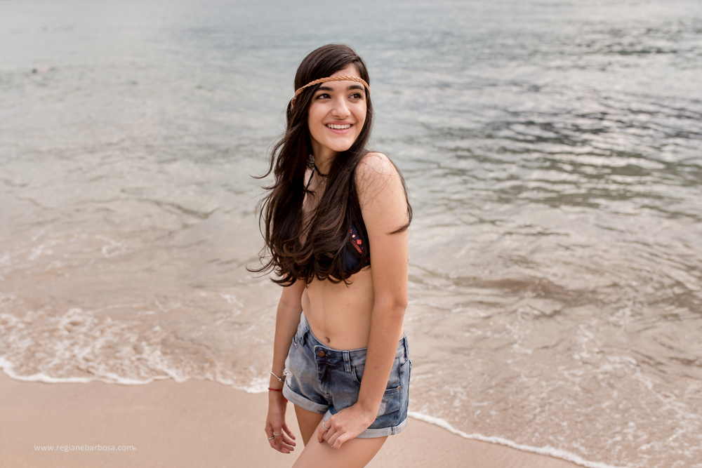 Ensaio em Trindade RJ beira do mar dia nublado, fotos espontâneas e delicadas.