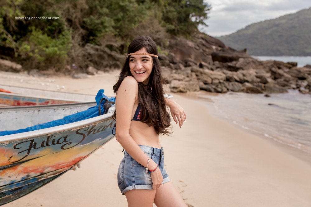 Ensaio em Trindade RJ beira do mar dia nublado, fotos espontâneas e delicadas.