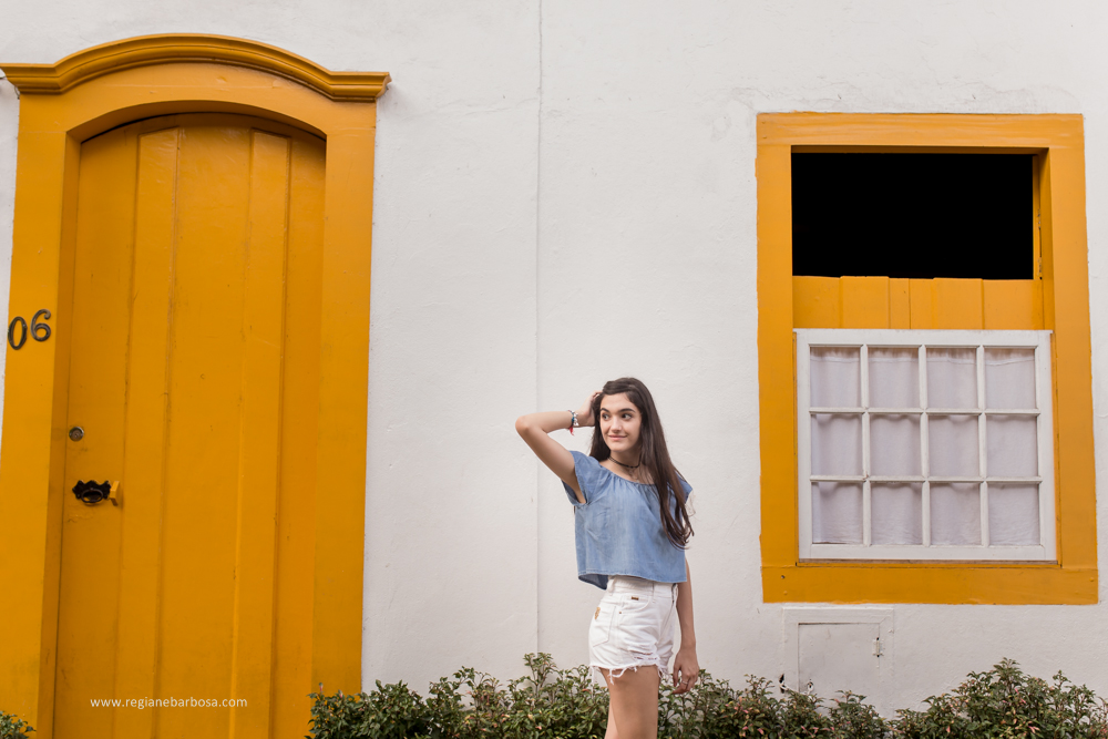 Ensaio em Paraty RJ dia de semana tranquilo pelas ruas do centro historico cores vibrantes e muita espontaneidade.