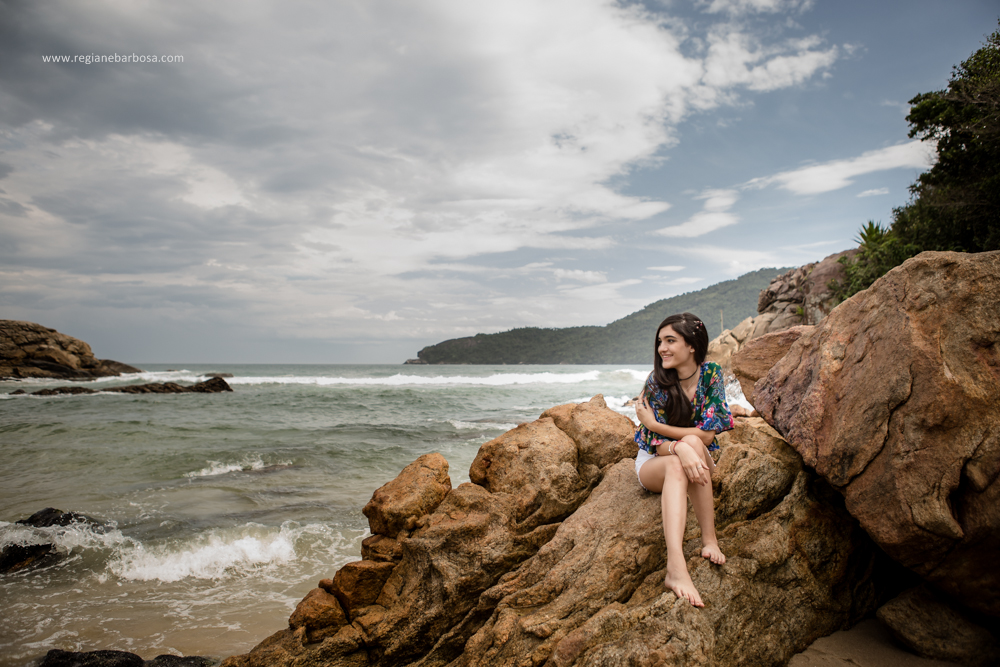 Ensaio em Trindade RJ beira do mar dia nublado, fotos espontâneas e delicadas.