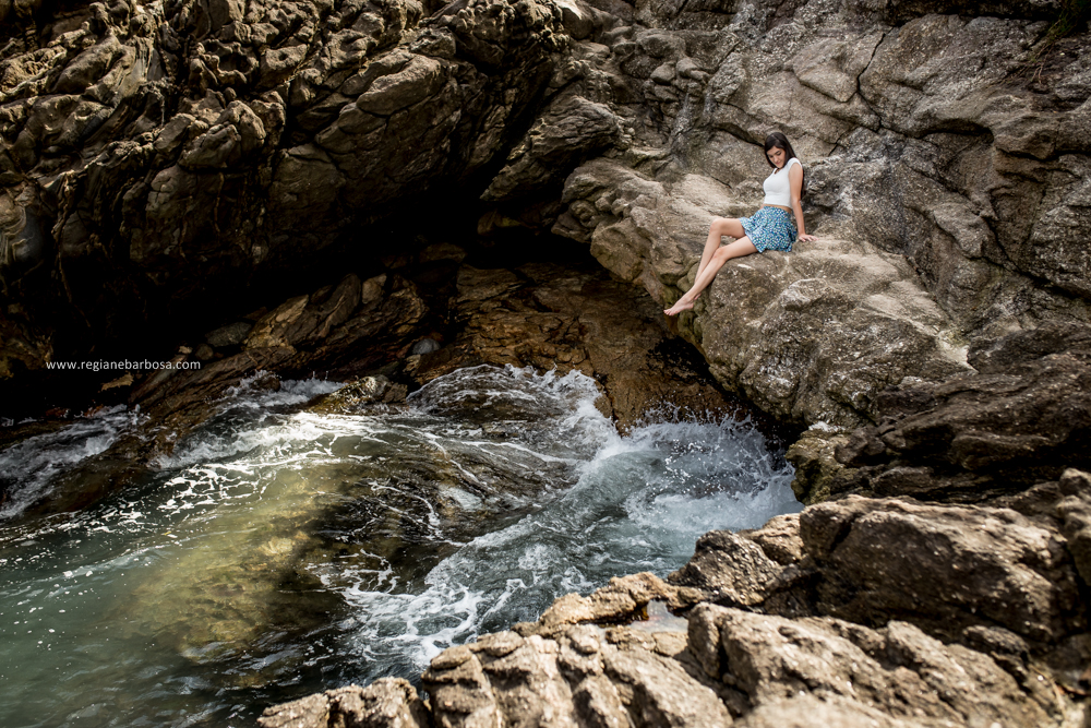 Ensaio em Trindade RJ beira do mar dia nublado, fotos espontâneas e delicadas.