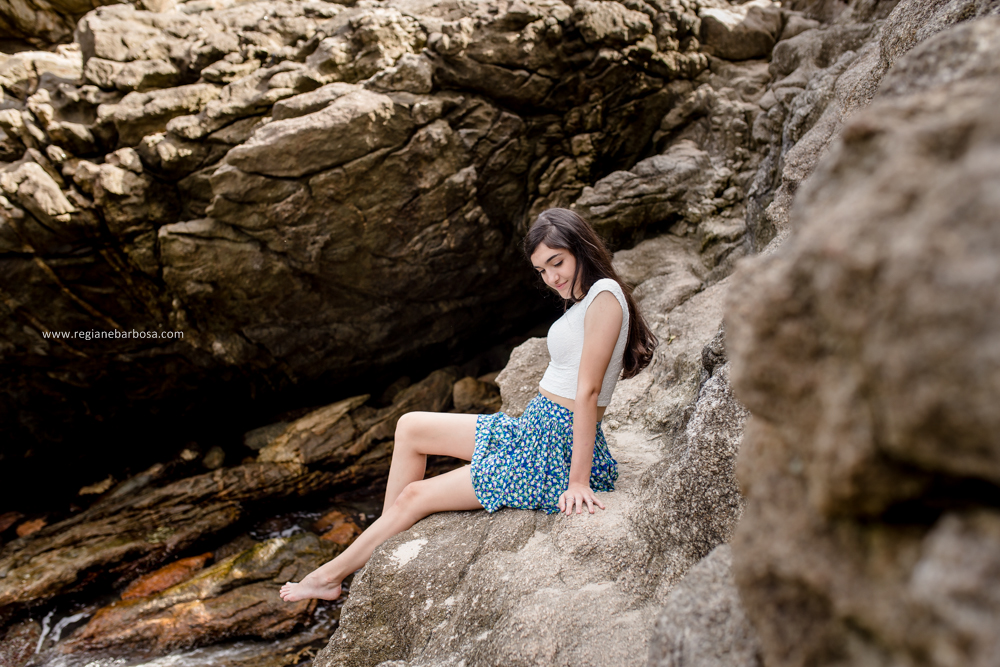 Ensaio em Trindade RJ beira do mar dia nublado, fotos espontâneas e delicadas.