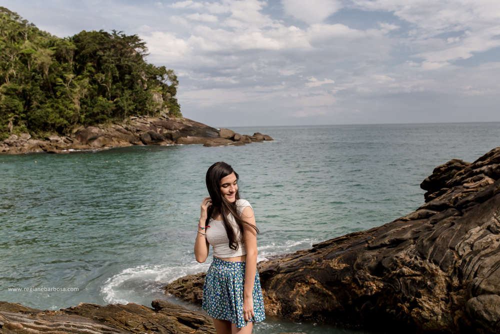 Ensaio em Trindade RJ beira do mar dia nublado, fotos espontâneas e delicadas.