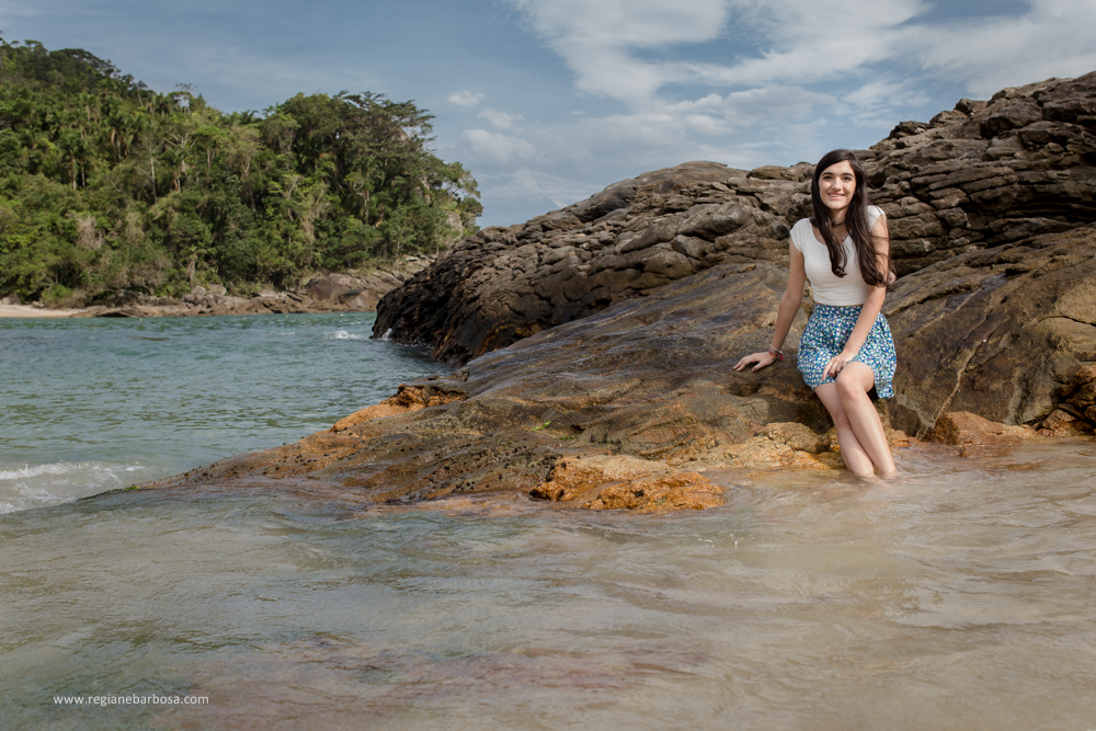 Ensaio em Trindade RJ beira do mar dia nublado, fotos espontâneas e delicadas.