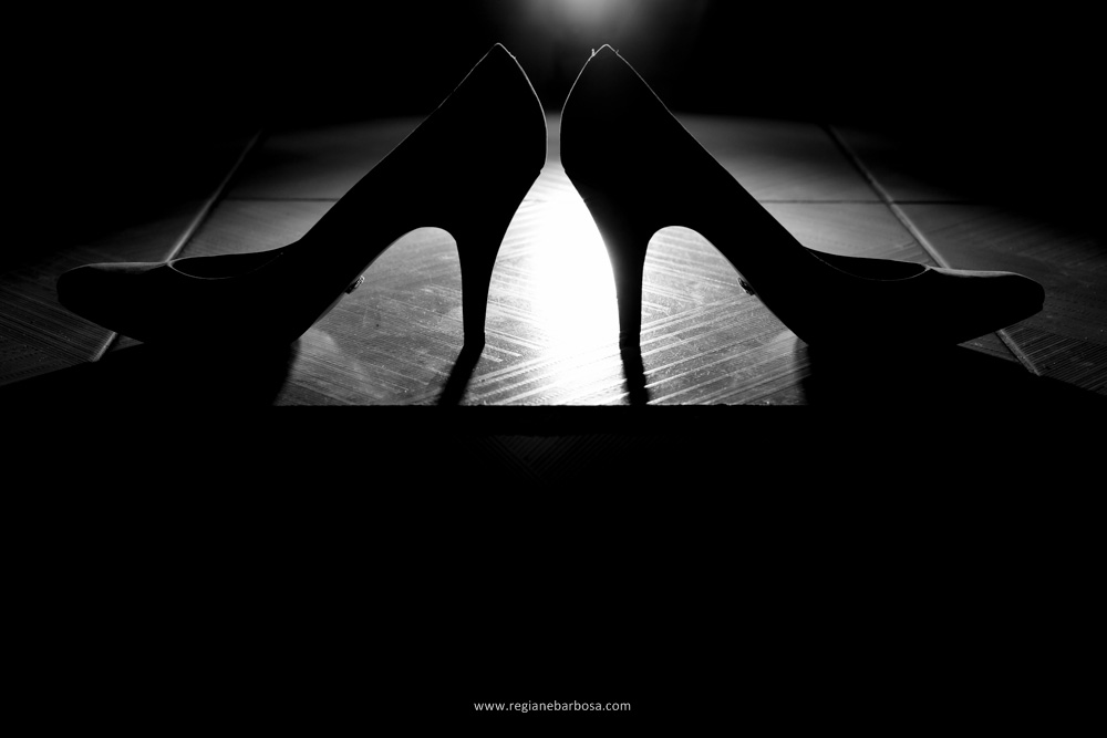 Casamento no espaço garden em Cruzeiro SP, todas as madrinhas estavam com roupão preto iguais. O buquê da noiva era branco, vestido sereia, ela entrou com seu pai e depois com o avô.