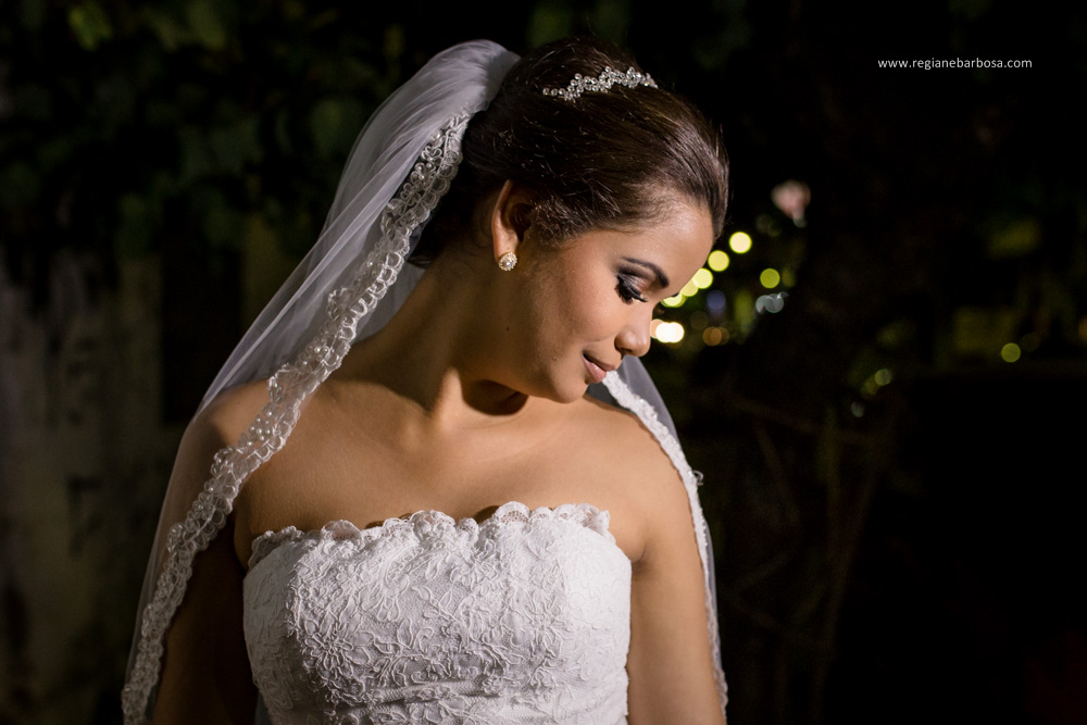 Casamento no espaço garden em Cruzeiro SP, todas as madrinhas estavam com roupão preto iguais. O buquê da noiva era branco, vestido sereia, ela entrou com seu pai e depois com o avô.