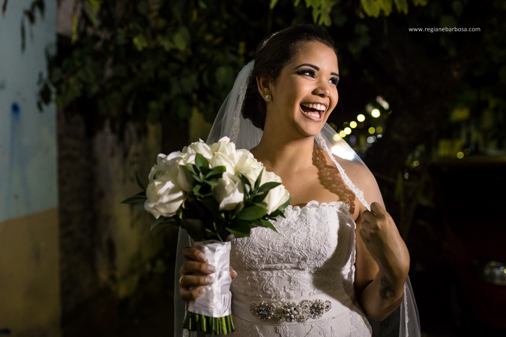 Casamento no espaço garden em Cruzeiro SP, todas as madrinhas estavam com roupão preto iguais. O buquê da noiva era branco, vestido sereia, ela entrou com seu pai e depois com o avô.