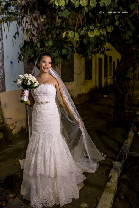 Casamento no espaço garden em Cruzeiro SP, todas as madrinhas estavam com roupão preto iguais. O buquê da noiva era branco, vestido sereia, ela entrou com seu pai e depois com o avô.