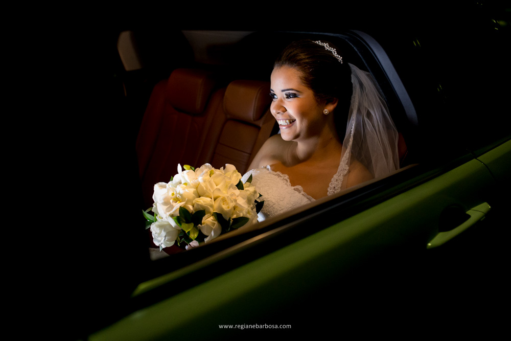 Casamento no espaço garden em Cruzeiro SP, todas as madrinhas estavam com roupão preto iguais. O buquê da noiva era branco, vestido sereia, ela entrou com seu pai e depois com o avô.