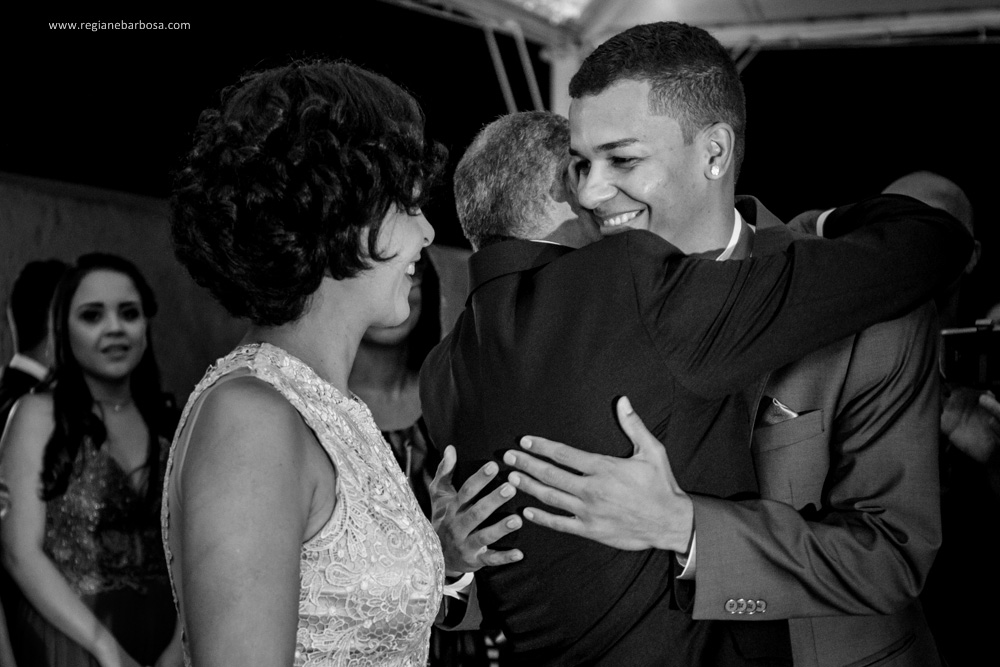 Casamento no espaço garden em Cruzeiro SP, todas as madrinhas estavam com roupão preto iguais. O buquê da noiva era branco, vestido sereia, ela entrou com seu pai e depois com o avô.