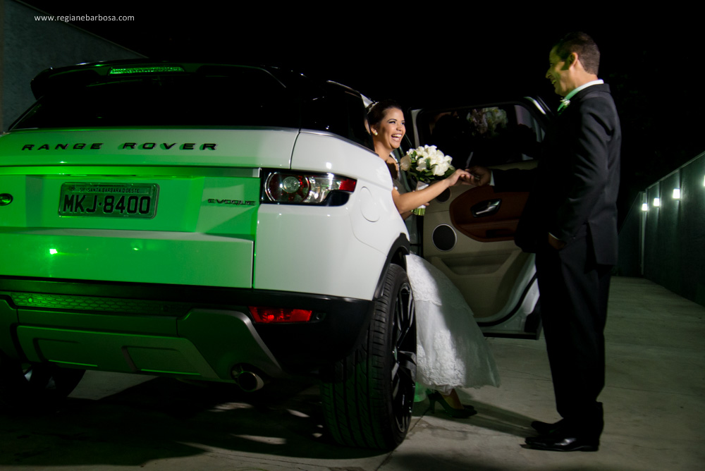 Casamento no espaço garden em Cruzeiro SP, todas as madrinhas estavam com roupão preto iguais. O buquê da noiva era branco, vestido sereia, ela entrou com seu pai e depois com o avô.