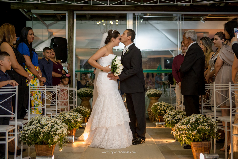 Casamento no espaço garden em Cruzeiro SP, todas as madrinhas estavam com roupão preto iguais. O buquê da noiva era branco, vestido sereia, ela entrou com seu pai e depois com o avô.