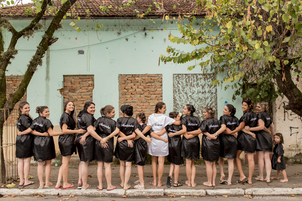 Casamento no espaço garden em Cruzeiro SP, todas as madrinhas estavam com roupão preto iguais. O buquê da noiva era branco, vestido sereia, ela entrou com seu pai e depois com o avô.