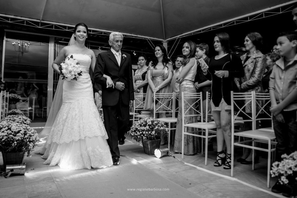 Casamento no espaço garden em Cruzeiro SP, todas as madrinhas estavam com roupão preto iguais. O buquê da noiva era branco, vestido sereia, ela entrou com seu pai e depois com o avô.