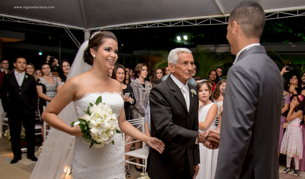 Casamento no espaço garden em Cruzeiro SP, todas as madrinhas estavam com roupão preto iguais. O buquê da noiva era branco, vestido sereia, ela entrou com seu pai e depois com o avô.