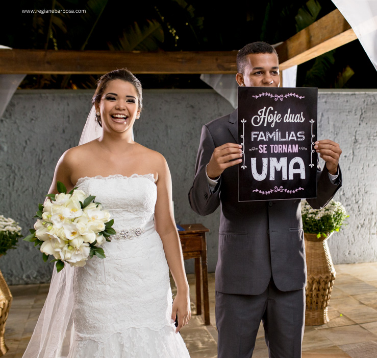 Casamento no espaço garden em Cruzeiro SP, todas as madrinhas estavam com roupão preto iguais. O buquê da noiva era branco, vestido sereia, ela entrou com seu pai e depois com o avô.
