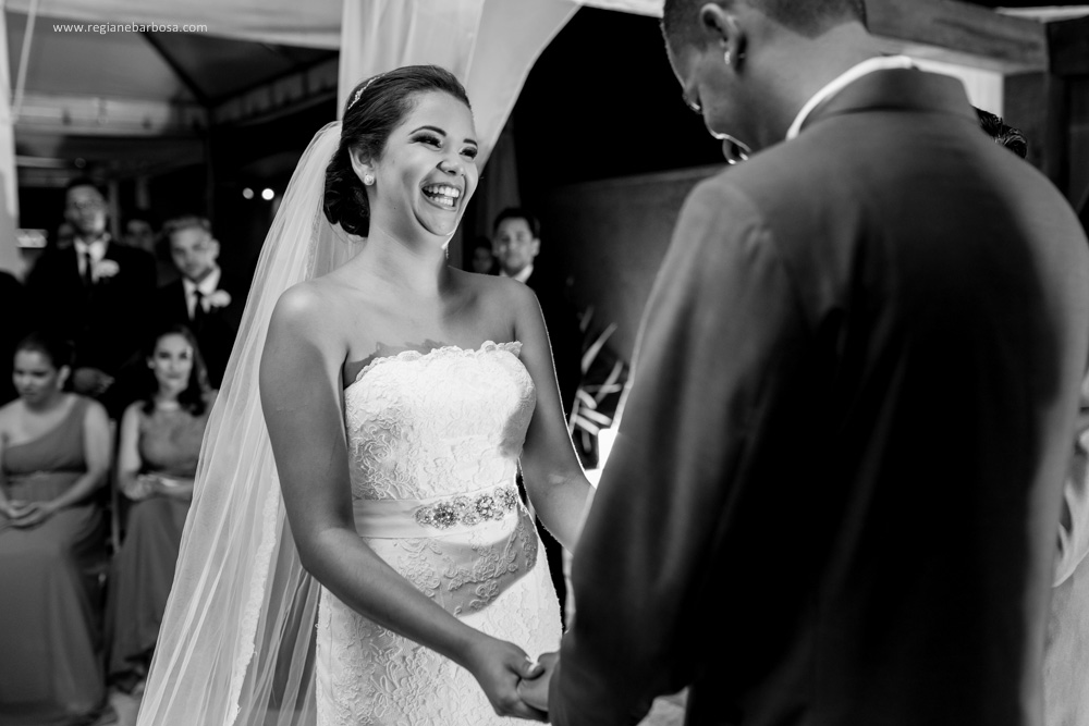 Casamento no espaço garden em Cruzeiro SP, todas as madrinhas estavam com roupão preto iguais. O buquê da noiva era branco, vestido sereia, ela entrou com seu pai e depois com o avô.