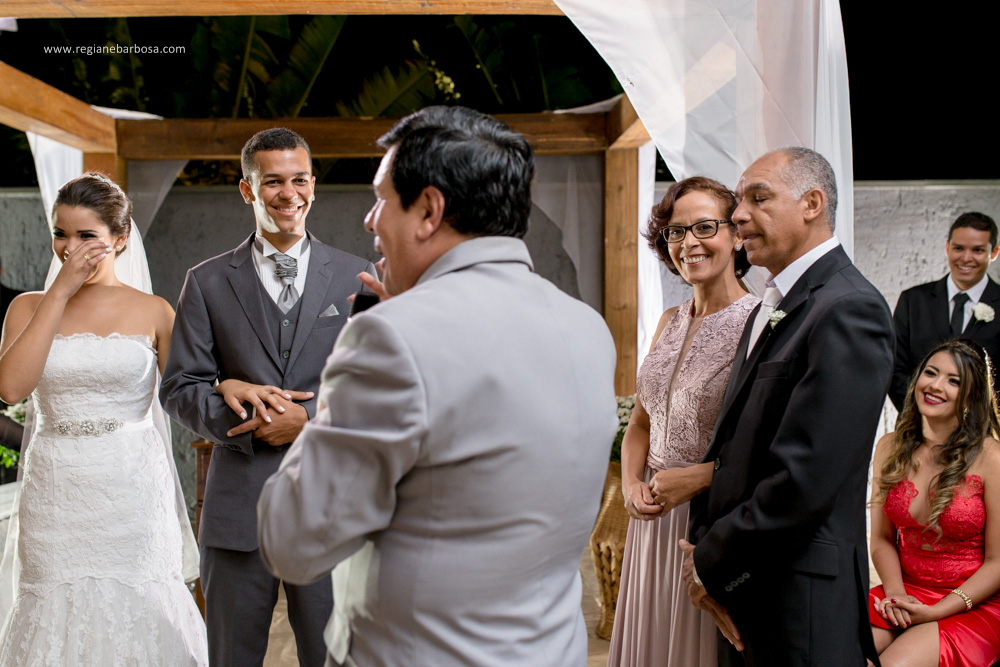 Casamento no espaço garden em Cruzeiro SP, todas as madrinhas estavam com roupão preto iguais. O buquê da noiva era branco, vestido sereia, ela entrou com seu pai e depois com o avô.