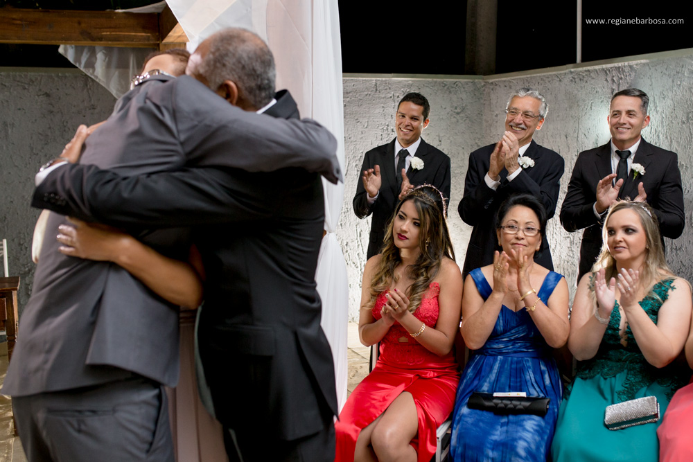 Casamento no espaço garden em Cruzeiro SP, todas as madrinhas estavam com roupão preto iguais. O buquê da noiva era branco, vestido sereia, ela entrou com seu pai e depois com o avô.