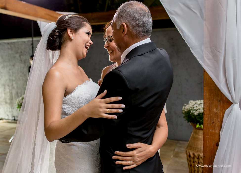 Casamento no espaço garden em Cruzeiro SP, todas as madrinhas estavam com roupão preto iguais. O buquê da noiva era branco, vestido sereia, ela entrou com seu pai e depois com o avô.