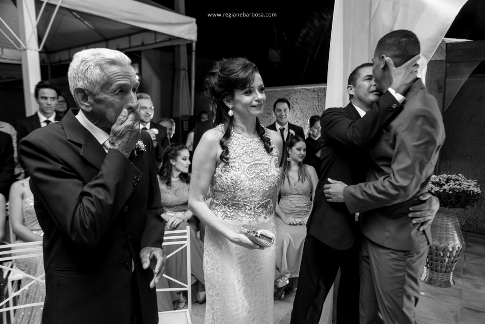 Casamento no espaço garden em Cruzeiro SP, todas as madrinhas estavam com roupão preto iguais. O buquê da noiva era branco, vestido sereia, ela entrou com seu pai e depois com o avô.