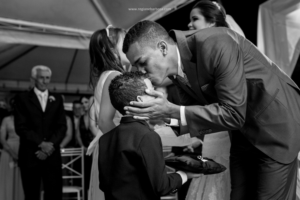 Casamento no espaço garden em Cruzeiro SP, todas as madrinhas estavam com roupão preto iguais. O buquê da noiva era branco, vestido sereia, ela entrou com seu pai e depois com o avô.