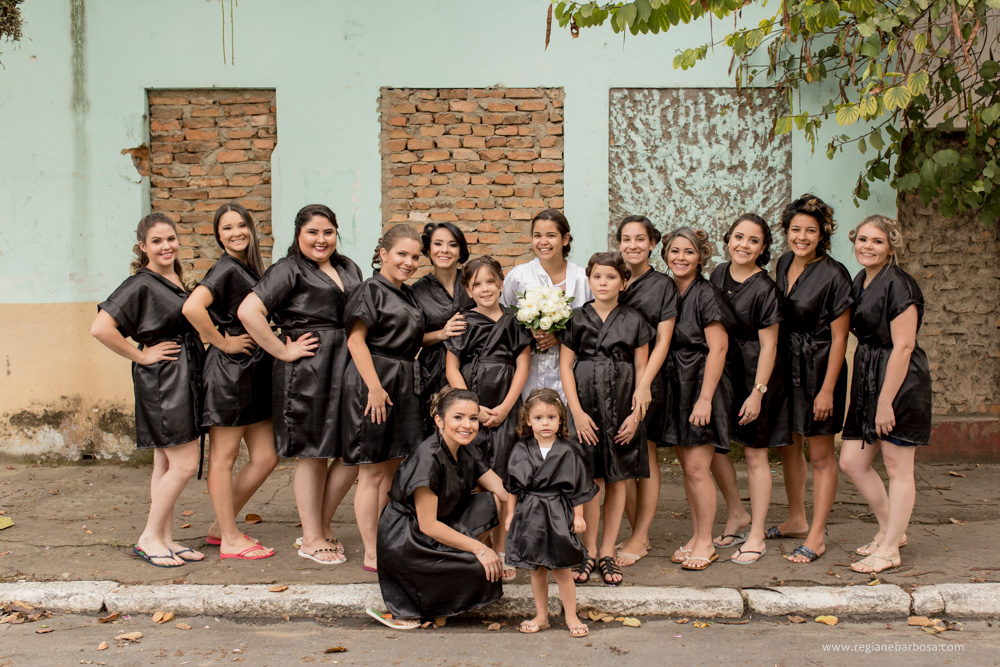 Casamento no espaço garden em Cruzeiro SP, todas as madrinhas estavam com roupão preto iguais. O buquê da noiva era branco, vestido sereia, ela entrou com seu pai e depois com o avô.
